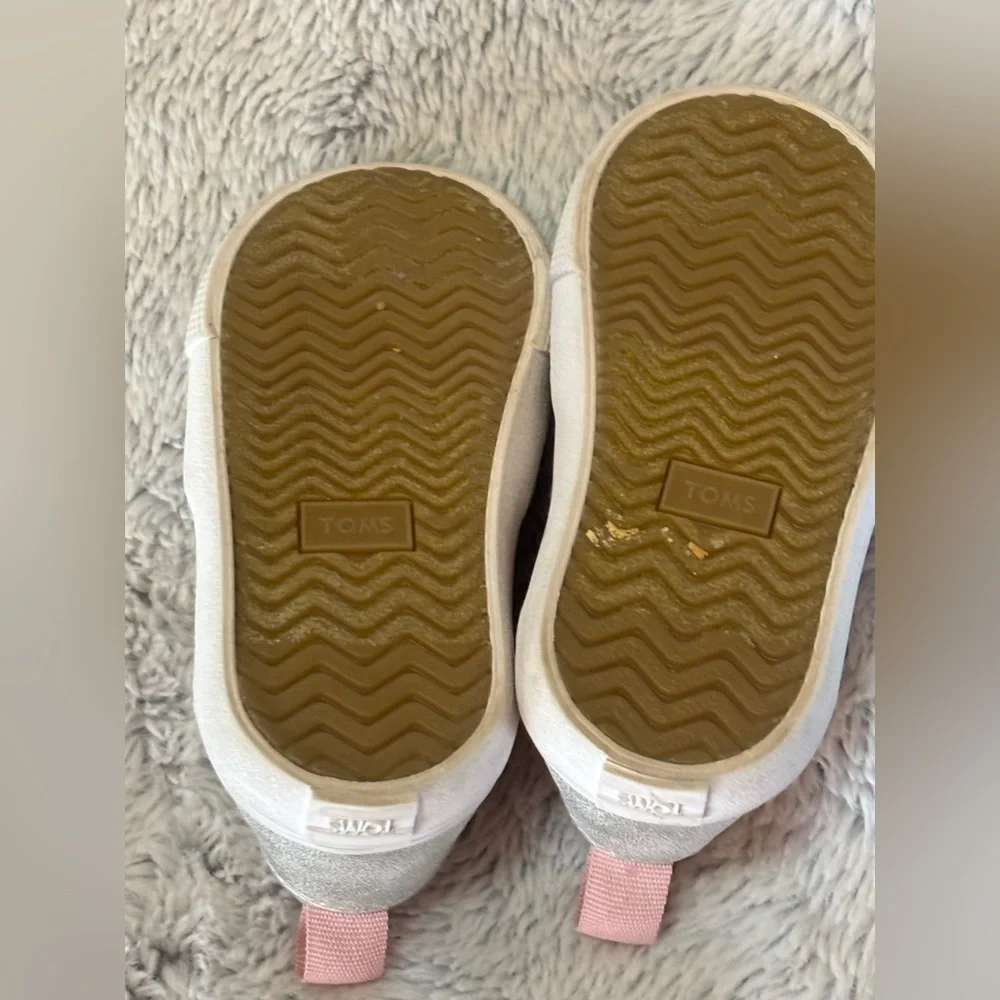 Toms Girl’s Fenix Mid Sneaker, size 5T
